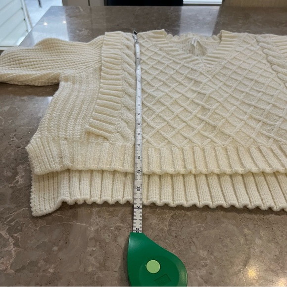 Women’s cream color knit swea size XS fits bigger - Picture 9 of 10
